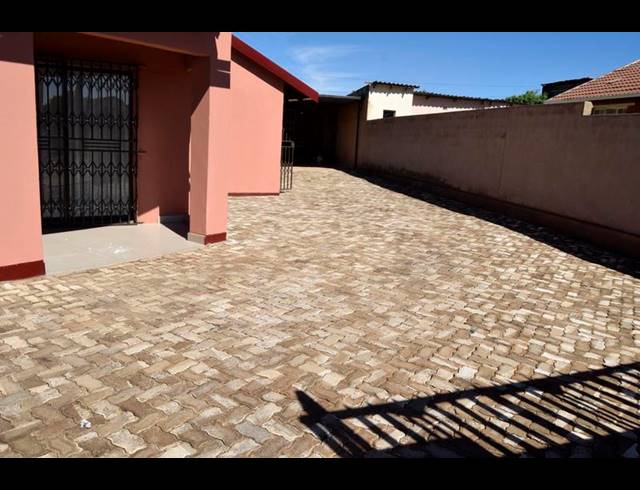 3 BEDROOM HOUSE FOR SALE IN DOBSONVILLE EXT 3